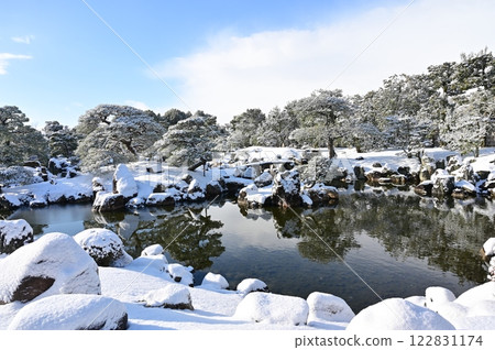 Snow-covered Ninomaru Garden at Nijo Castle (former Imperial Palace Nijo Castle) 122831174