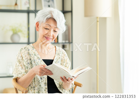 在家閱讀的老年婦女 122831353