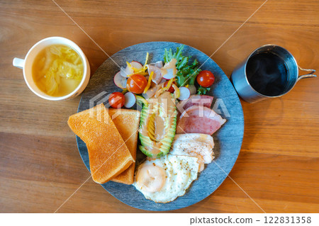 一份營養豐富的早餐，包括酪梨、吐司和雞肉沙拉 122831358