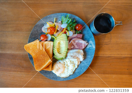 一份營養豐富的早餐，包括酪梨、吐司和雞肉沙拉 122831359