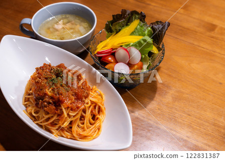 肉醬麵和色彩繽紛的蔬菜沙拉的西式晚餐 122831387