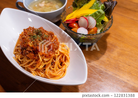 肉醬麵和色彩繽紛的蔬菜沙拉的西式晚餐 122831388