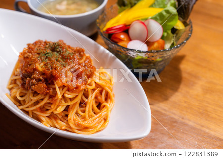 肉醬麵和色彩繽紛的蔬菜沙拉的西式晚餐 122831389