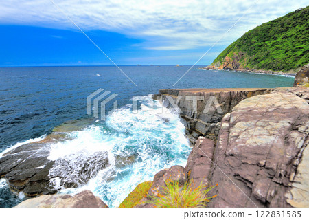 Chugoku region, Susa Hornfels, watching the waves crashing against the Tatamiiwa fault from the top of the cliff, Susa, Hagi city, Yamaguchi prefecture (2) 122831585