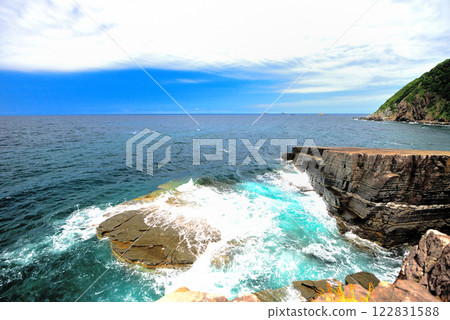 中國地方，須佐角岩，在沒有圍欄的懸崖上觀看海浪沖擊塌陷斷層，山口縣萩市須佐（1） 122831588