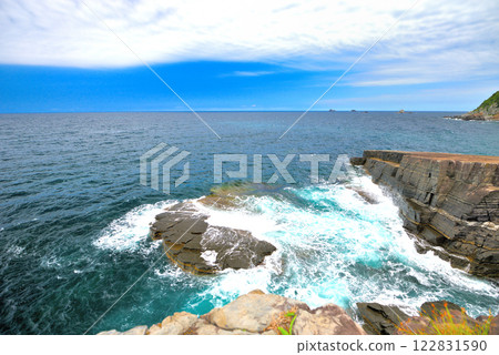 中國地方,須佐角岩,在沒有圍欄的懸崖上觀看海浪沖擊塌陷斷層,山口縣萩市須佐(3) 中國地方,須佐角岩,在沒有圍欄的懸崖上觀看海浪沖擊塌陷斷層,山口縣萩市須佐(3) 122831590