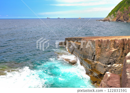 中國地方、須佐角岩、在沒有圍欄的懸崖上觀看海浪沖擊斷層榻榻米岩、山口縣萩市須佐(4) 中國地方、須佐角岩、在沒有圍欄的懸崖上觀看海浪沖擊斷層榻榻米岩、山口縣萩市須佐(4) 122831591