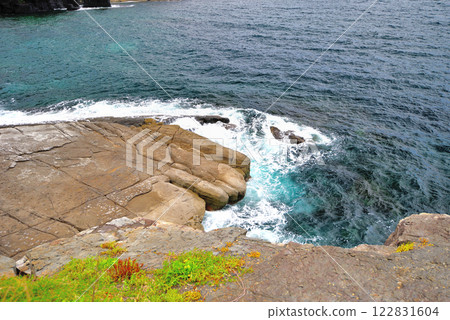 Image of rough waves of the Sea of Japan crashing into Senjojiki, Susa Hornfels, Chugoku region, Hagi city, Yamaguchi prefecture 122831604