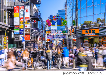日本東京城市景觀:隨著入境旅遊的持續,人潮十分密集,原宿竹下通擠滿了外國遊客。新時代的一線希望 日本東京城市景觀:隨著入境旅遊的持續,人潮十分密集,原宿竹下通擠滿了外國遊客。新時代的一線希望 122832153