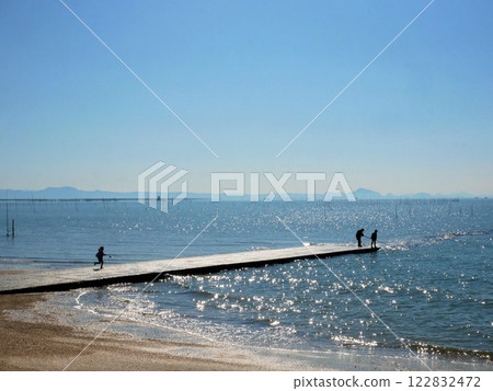 A family enjoying fishing in the Ariake Sea in winter (Nabematsubara Beach, Tamana City, Kumamoto Prefecture) 122832472