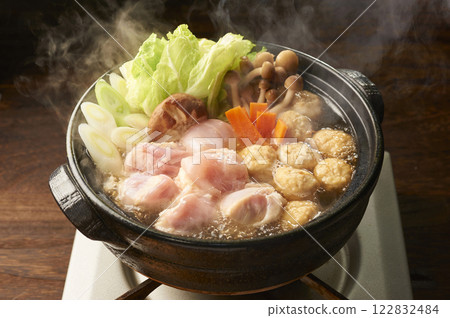 雞肉火鍋配雞肉丸子和雞腿 122832484