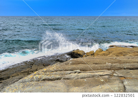 Chugoku region, Susa Hornfels, Senjojiki falling into the sea and the waves crashing on the shore, Susa, Hagi city, Yamaguchi prefecture (5) 122832501