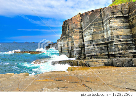 Chugoku region, Susa Hornfels, beautiful striped faults and violent waves crashing on the shore, Susa, Hagi city, Yamaguchi prefecture (2) 122832503