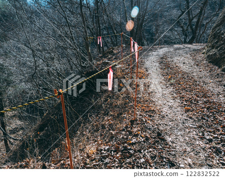 Crumbling mountain road 122832522