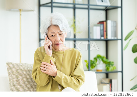 Senior woman calling in the living room 122832665