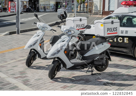 巡邏摩托車和警車 122832845