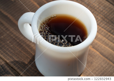 喝著牛奶杯享受咖啡時光（戶外） 122832943