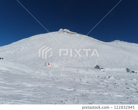 Mount Norikura in the middle of winter (Katano Hut and the observatory seen from the ridge leading to Kengamine) Mount Norikura in the middle of winter (Katano Hut and the observatory seen from the ridge leading to Kengamine) 122832945
