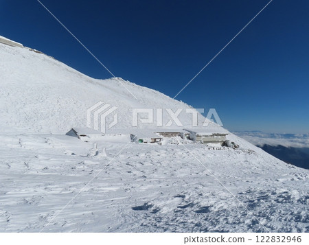 Mount Norikura in the harsh winter (Katanogoya hut seen from the ridgeline leading to Kengamine) Mount Norikura in the harsh winter (Katanogoya hut seen from the ridgeline leading to Kengamine) 122832946