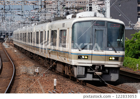 Osaka Loop Line 221 Series Train 122833053