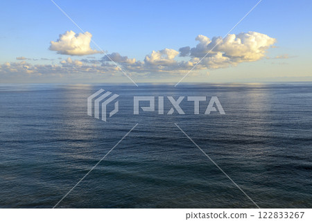 日落前,雲彩在陽光下為大海增添色彩 日落前,雲彩在陽光下為大海增添色彩 122833267