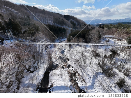 冬季的山彥大吊橋鳥瞰圖 冬季的山彥大吊橋鳥瞰圖 122833318