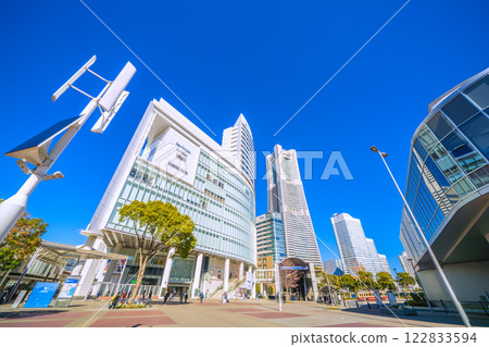 日本橫濱城市景觀，俯瞰櫻木町站和橫濱地標塔（2025 年 2 月 7 日） 122833594