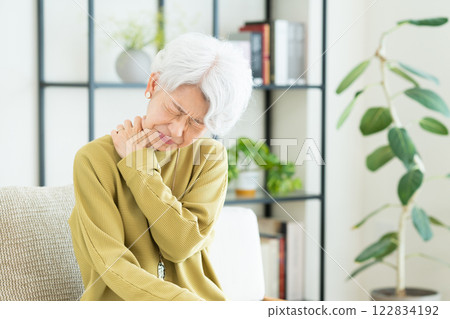 肩膀僵硬的高級女性 肩膀僵硬的高級女性 122834192