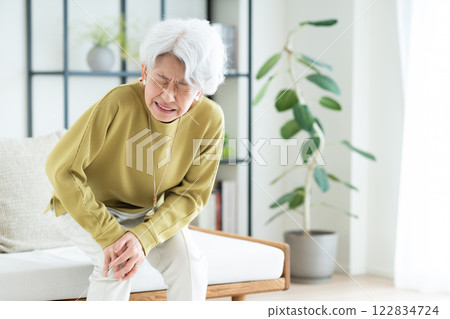 膝蓋疼痛的一名資深婦女 122834724