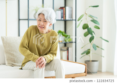 膝蓋疼痛的一名資深婦女 膝蓋疼痛的一名資深婦女 122834725