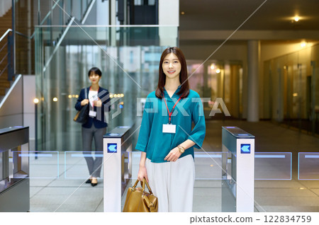 上班途中的商界女性。 122834759