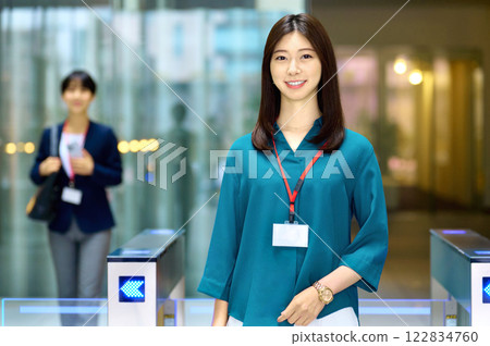 上班途中的商界女性。 上班途中的商界女性。 122834760