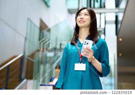 一位女商人抱著 Suho 去上班。 122835019