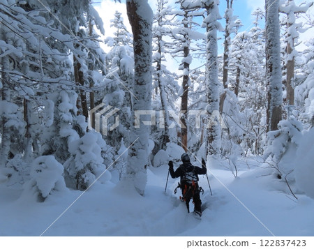 嚴冬中的御嶽山（從濁子溫泉到飛鎢山頂的登山者破雪而行） 122837423