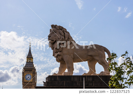 The South Bank Lion Statue with Big Ben. Stunning View of Westminster, London Architecture 122837525