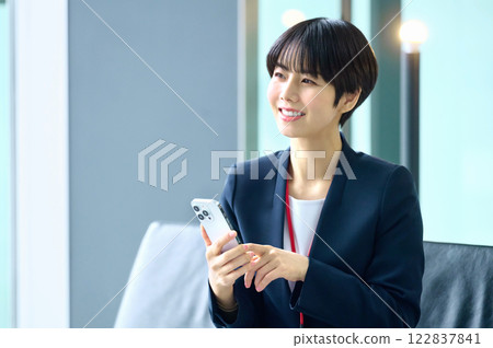 辦公室裡的女企業家們看著 Suho。 122837841