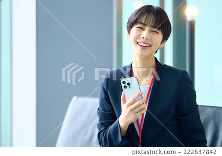 辦公室裡的女企業家們看著 Suho。 122837842