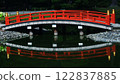 池塘裡倒映著紅色欄桿的日本橋 122837885