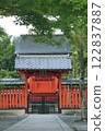 紅色鳥居門和通往日本神社的寧靜通道 122837887