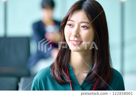 辦公室裡正在工作的年輕女商人。 122838001