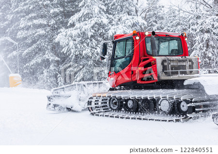 Snow groomer ratrack machine, ski slope Snow groomer ratrack machine, ski slope 122840551