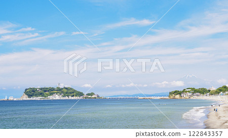 湘南初夏的江之島和富士山 122843357