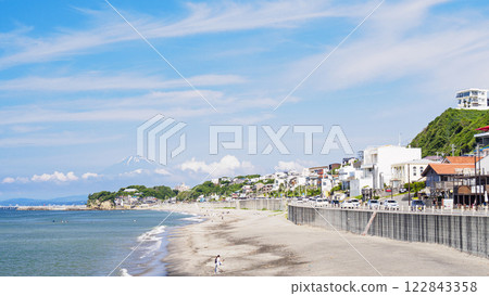 湘南初夏的江之島和富士山 122843358