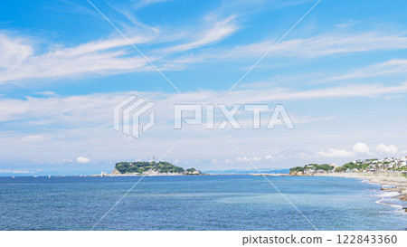 湘南初夏的江之島和富士山 122843360