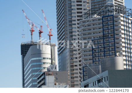 正在興建中的塔吊與摩天大樓的風景 122844170