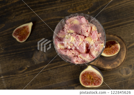 creamy sweet ice cream and sliced red fig fruits 122845626