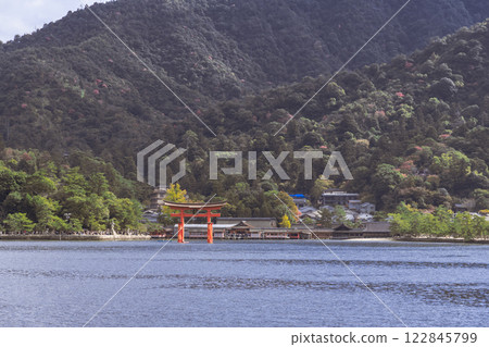 [Hiroshima Miyajima, Miyajimaguchi, Great Torii gate seen from JR West Miyajima Ferry] 122845799