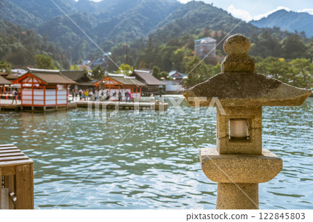 [廣島縣宮島嚴島神社的石燈籠] 122845803