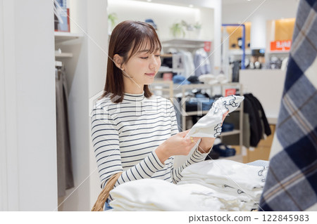 女性服裝購物 122845983