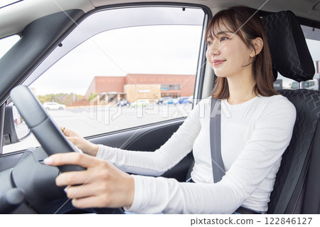 微笑的女人開車 122846127